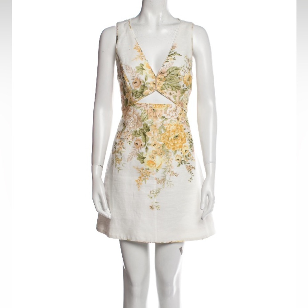 Gorgeous Zimmermann short dress. It’s a Zimmermann size 2 (medium)=size 6.